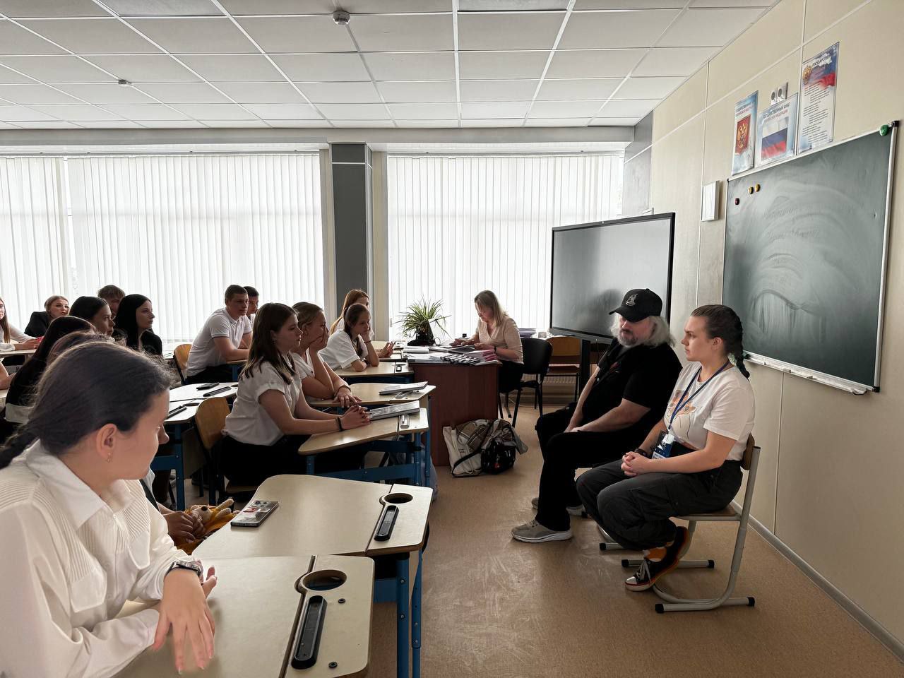 В рамках ММКФ «Звёзды над Донбассом» 17 мая прошла встреча для старших классов с Сергеем Чекмаевым и Таисией Севрюковой