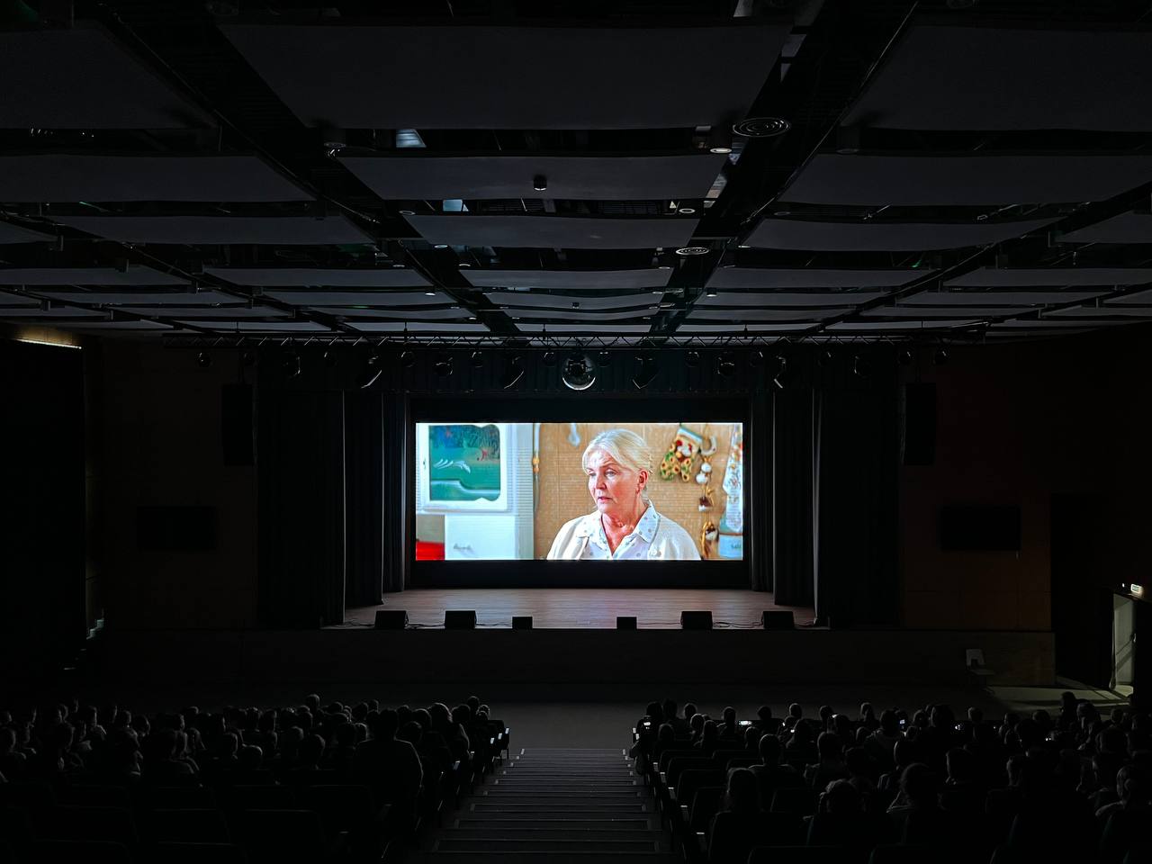 Семейная комедия «Баба Яга спасет мир» сценариста Сергея Юдакова, участника ММКФ «Звёзды над Донбассом», состоялась в МБОУ «СШ Невская»