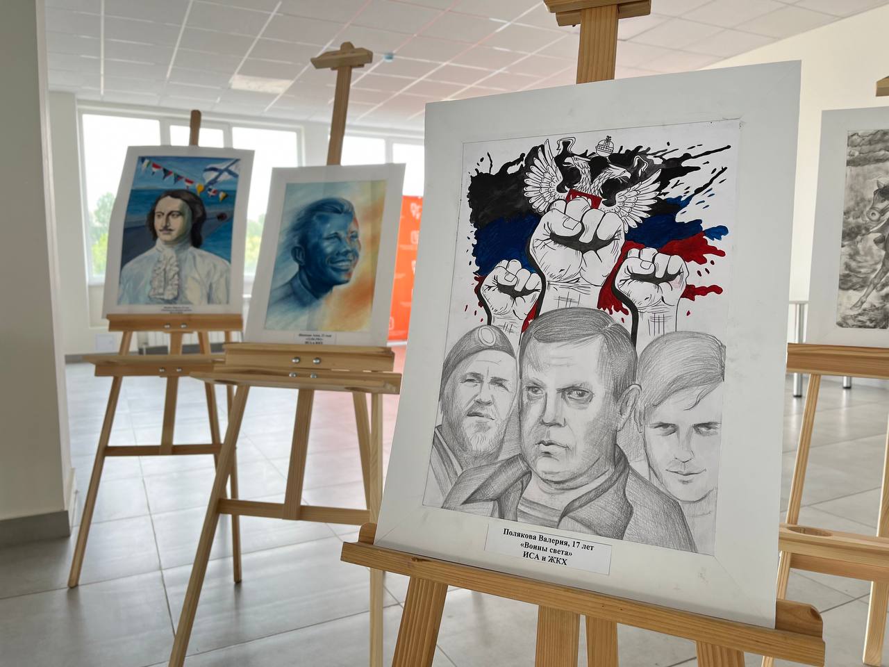 «Образ русского супергероя», в ходе конвента состоялось открытие выставки рисунков детей Донбасса