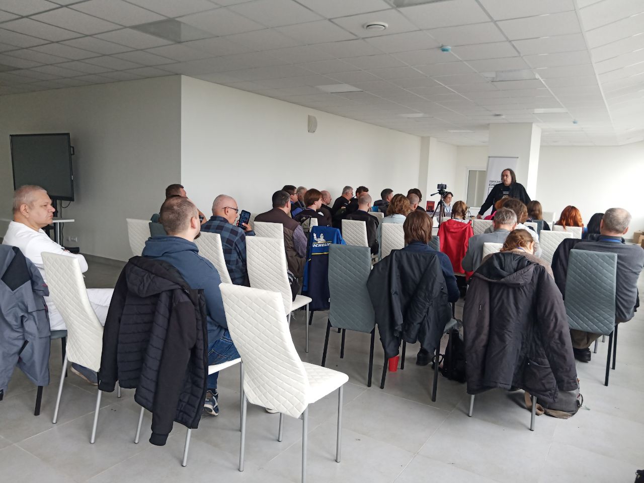 В Школе писательского мастерства прошли лекция «Проблема первой страницы» и презентация книги «ЕКА»: С. Кочетков «Такси за линию фронта»