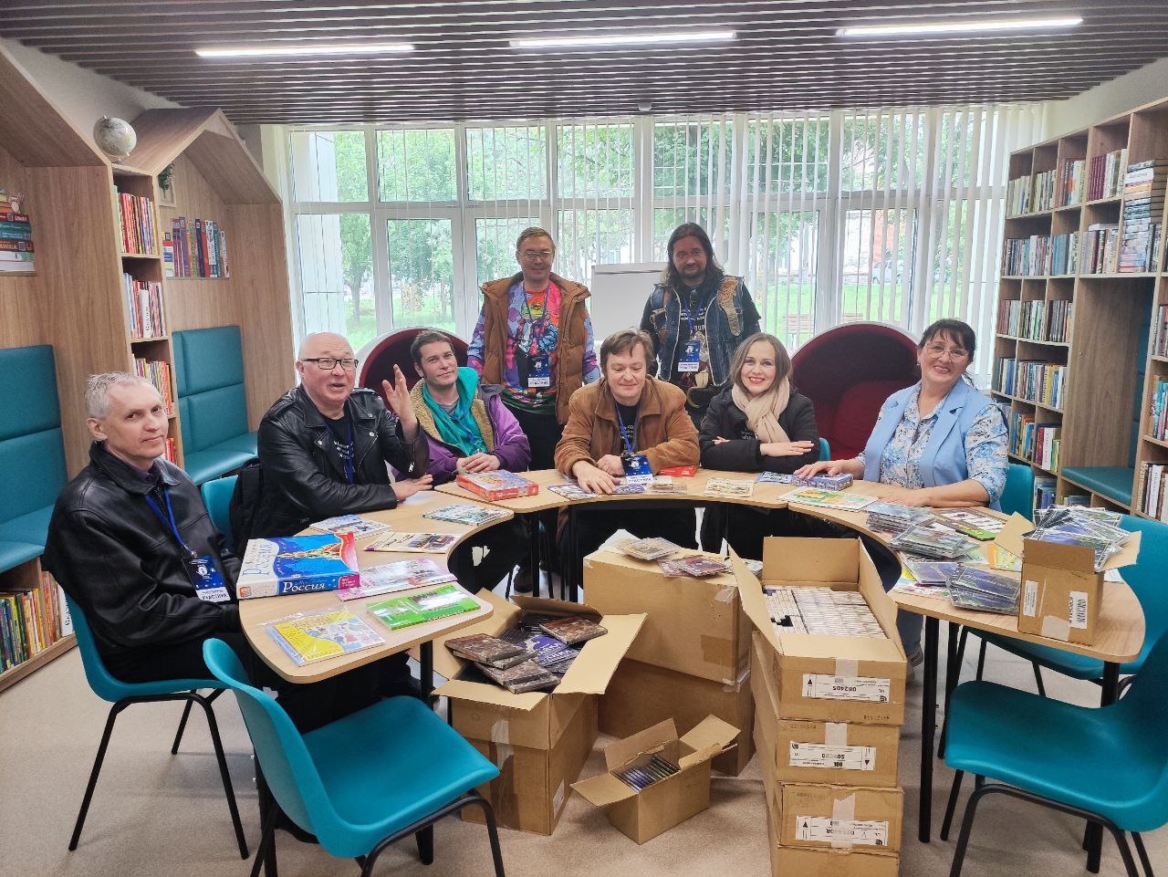 Артисты Московского патриотического театра «Варяги» подарили аудиокниги библиотеке Центра детского и юношеского творчества города Мариуполя