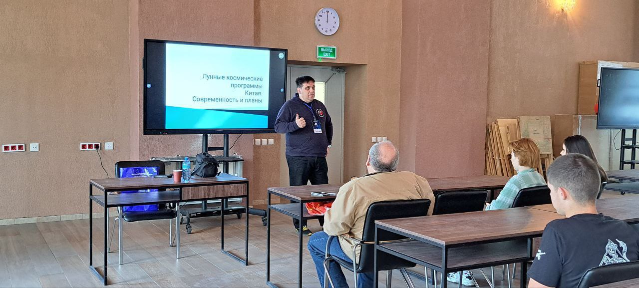 О дивном и бескрайнем космосе поговорил со студентами Приазовского университета участник фестиваля Павел Шубин