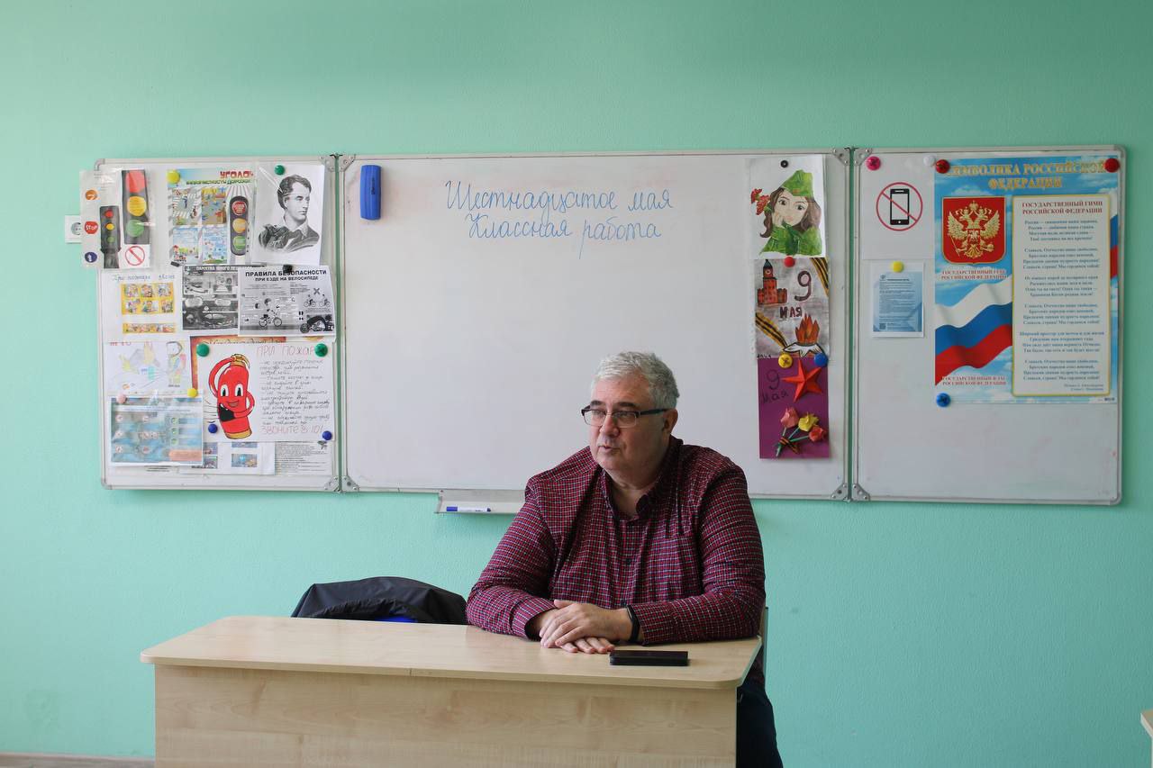 Нюансы писательского мастерства обсудил писатель Роман Злотников с мариупольскими школьниками