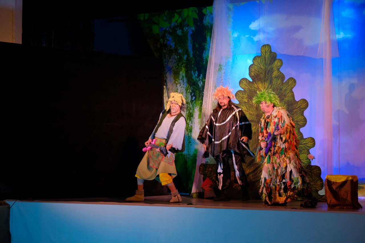 На сцене Мариупольской филармонии состоялся показ спектакля «Иван да Марья или Заколдованный лес»