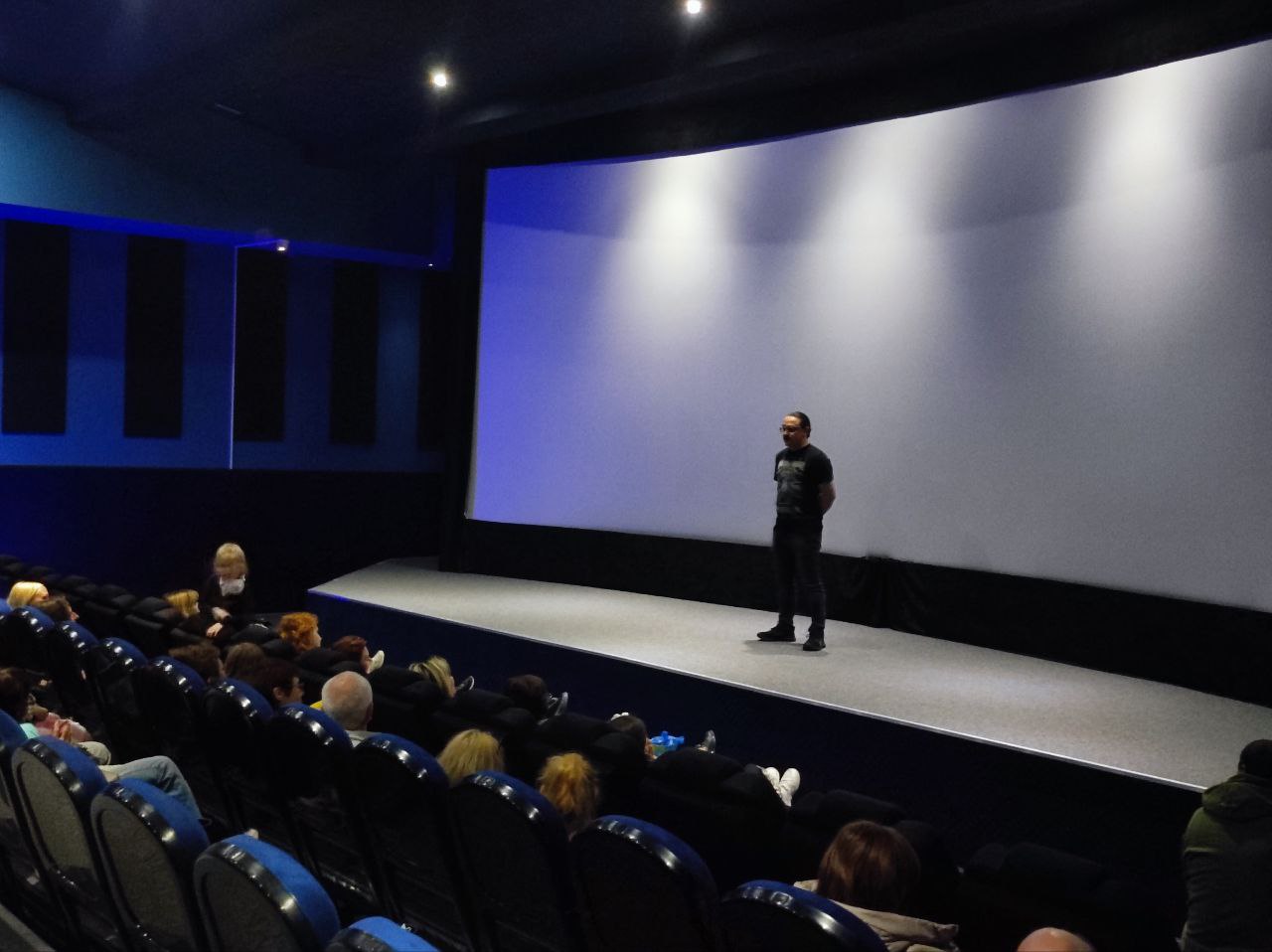 В кинотеатре «Савона» города Мариуполь состоялся показ фильма «Онегин», сценарий к которому написал участник фестиваля Алексей Гравицкий