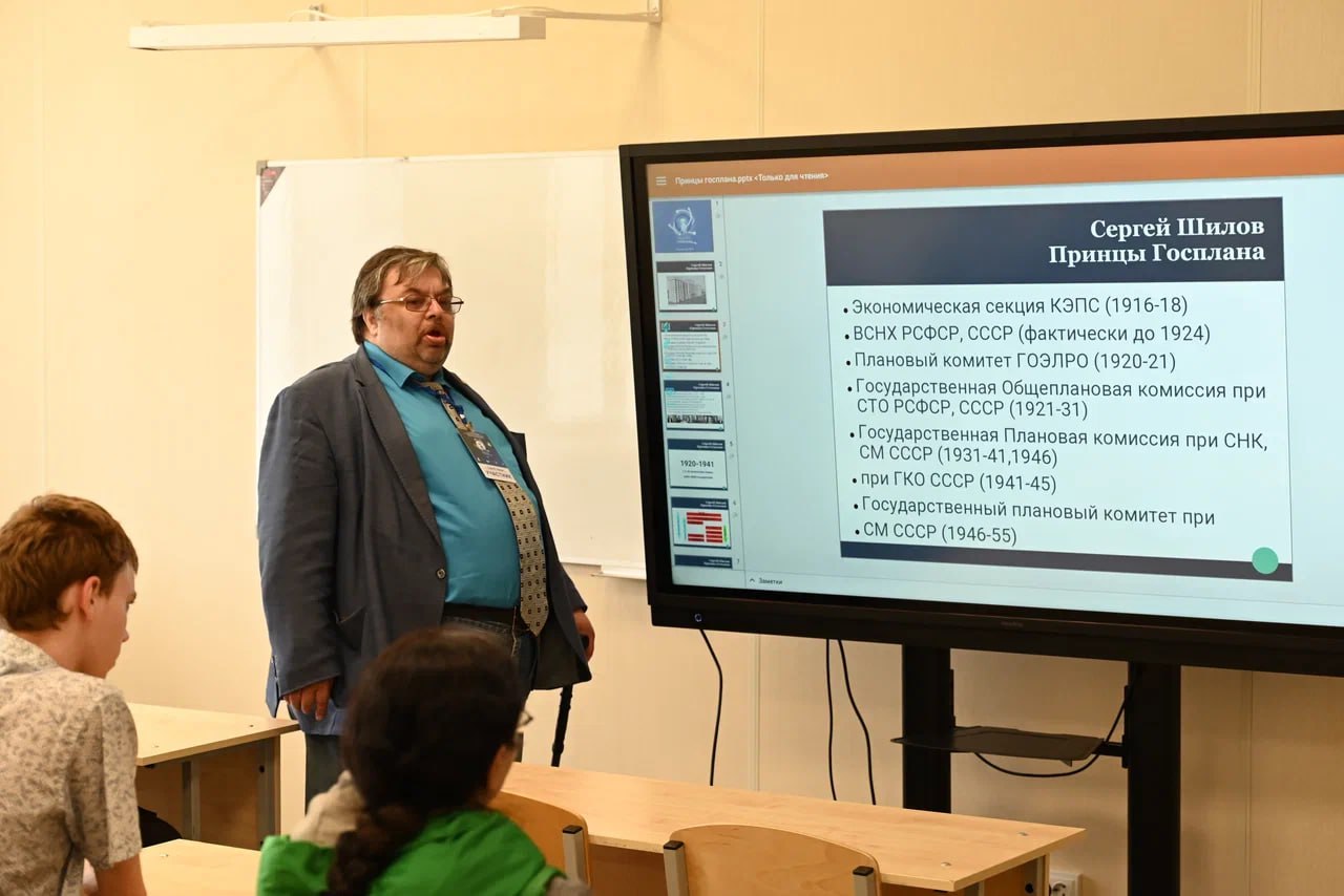 В Мариупольском государственном университете им. Куинджи состоялась лекция историка и обозревателя Сергея Шилова на тему «Принципы Госплана»
