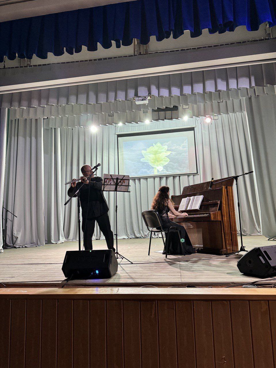 В рамках ММКФ «Звезды над Донбассом» участниками представлен академический концерт для жителей посёлка Мангуш