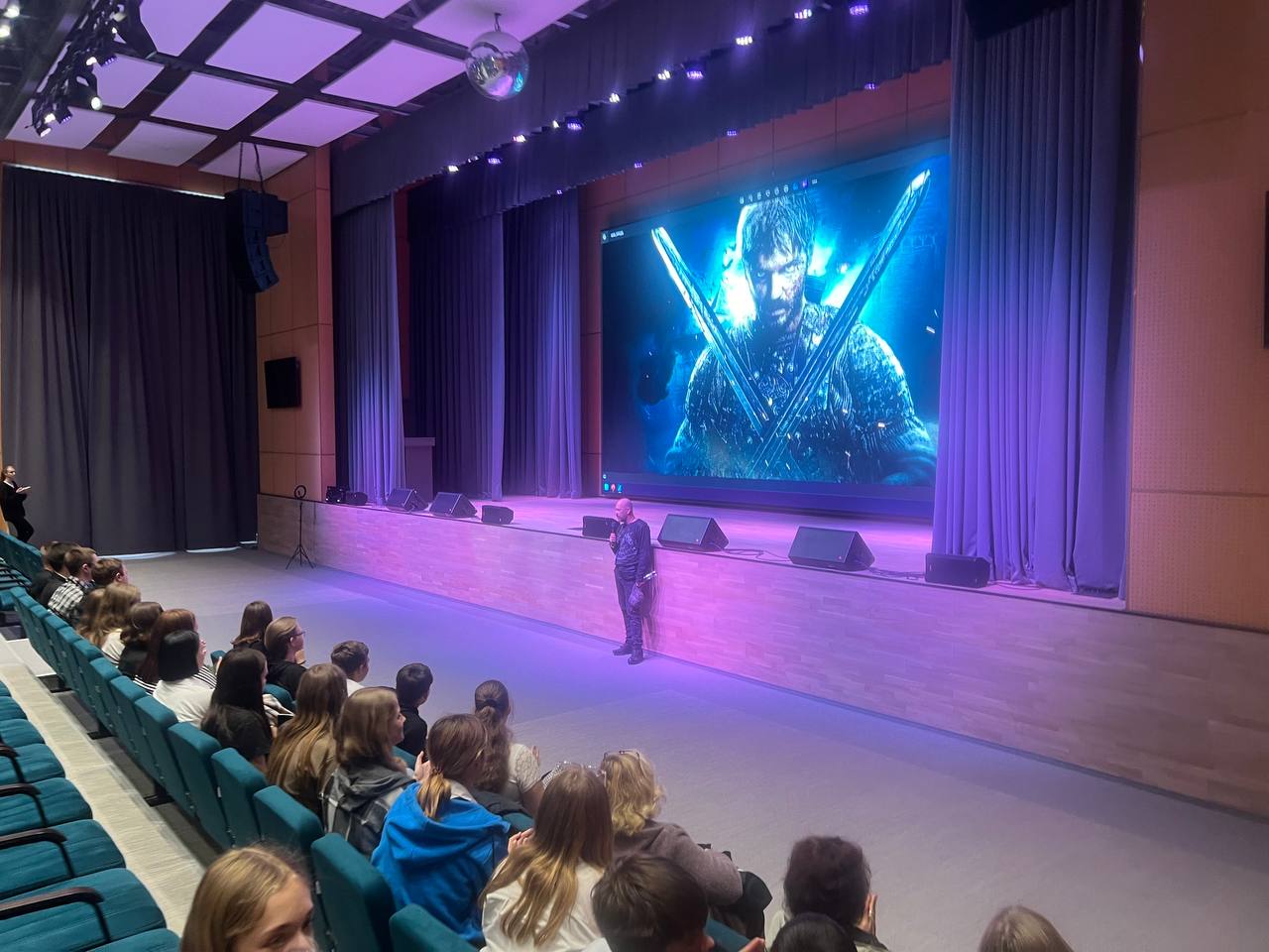 Показ фильма «Легенда о Коловрате» и общение со сценаристом состоялось в средней школе «Невская» города Мариуполь