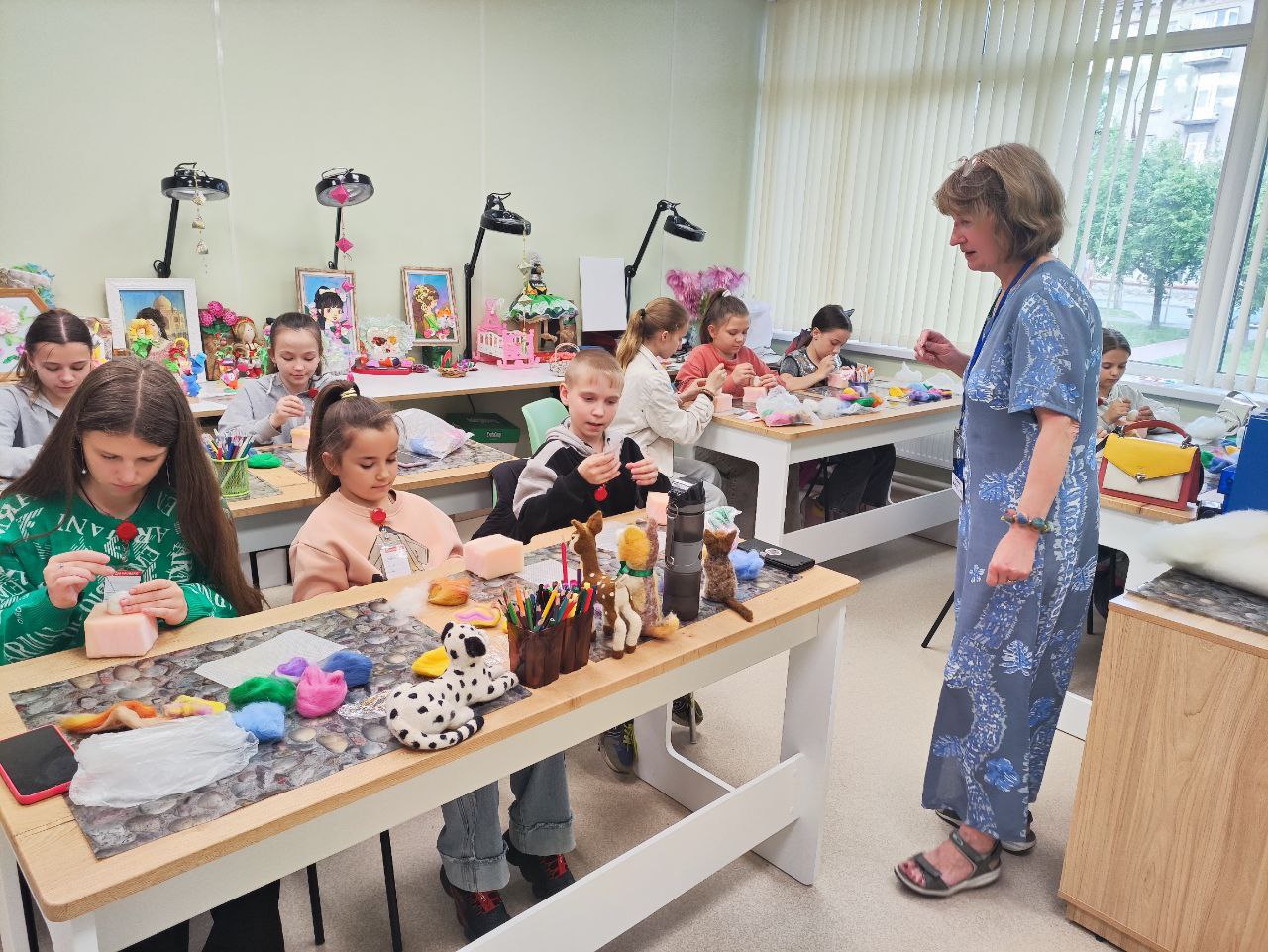 Мастер-класс по сухому валянию от участницы ЗнД-2024 состоялся в Мариуполе